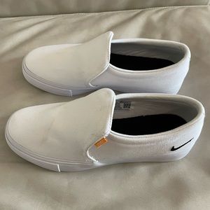 Nike Womens Court Royale AC SLPin size 7.5